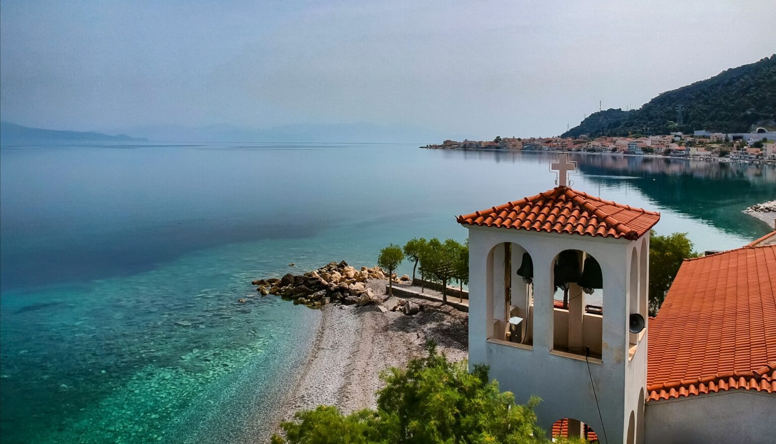 Το Δερβένι προσφέρεται για ήσυχο, παραθαλάσσιο τουρισμό, αλλά και για μονοήμερη εκδρομή από την Αθήνα ή την Πάτρα ║ Photo ➤ Δήμος Ξυλοκάστρου-Ευρωστίνης
